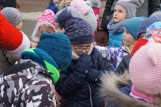 Przedszkolaki stroiły choinki przed Miejską Wigilią [ZDJĘCIA] - zdjęcie #19 - eOstroleka.pl