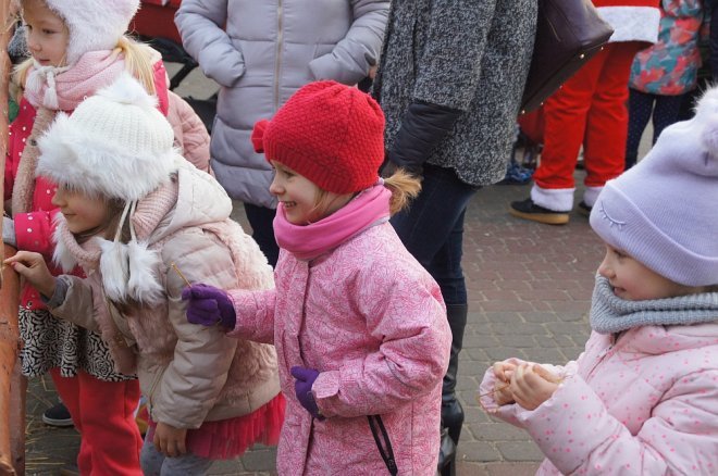 Przedszkolaki stroiły choinki przed Miejską Wigilią [ZDJĘCIA] - zdjęcie #22 - eOstroleka.pl