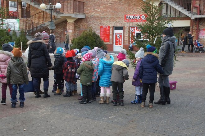 Przedszkolaki stroiły choinki przed Miejską Wigilią [ZDJĘCIA] - zdjęcie #31 - eOstroleka.pl