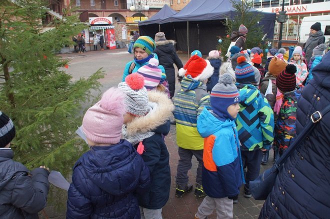 Przedszkolaki stroiły choinki przed Miejską Wigilią [ZDJĘCIA] - zdjęcie #36 - eOstroleka.pl