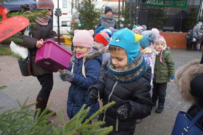 Przedszkolaki stroiły choinki przed Miejską Wigilią [ZDJĘCIA] - zdjęcie #39 - eOstroleka.pl