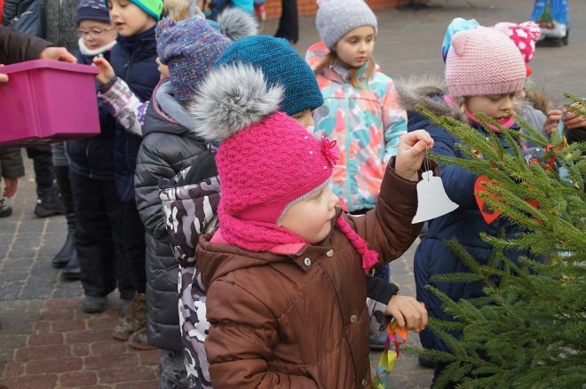 Przedszkolaki stroiły choinki przed Miejską Wigilią [ZDJĘCIA] - zdjęcie #46 - eOstroleka.pl