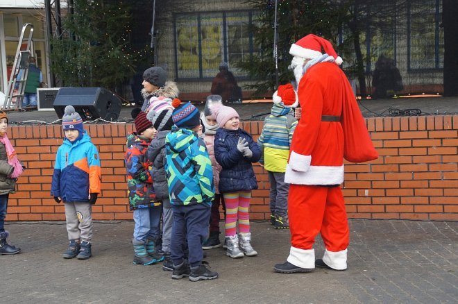 Przedszkolaki stroiły choinki przed Miejską Wigilią [ZDJĘCIA] - zdjęcie #51 - eOstroleka.pl