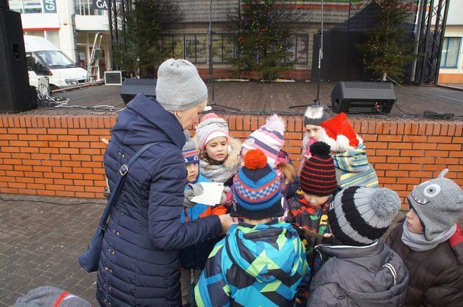 Przedszkolaki stroiły choinki przed Miejską Wigilią [ZDJĘCIA] - zdjęcie #54 - eOstroleka.pl