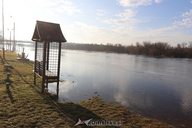Wysoki stan rzeki Narew [27.12.2017] - zdjęcie #3 - eOstroleka.pl