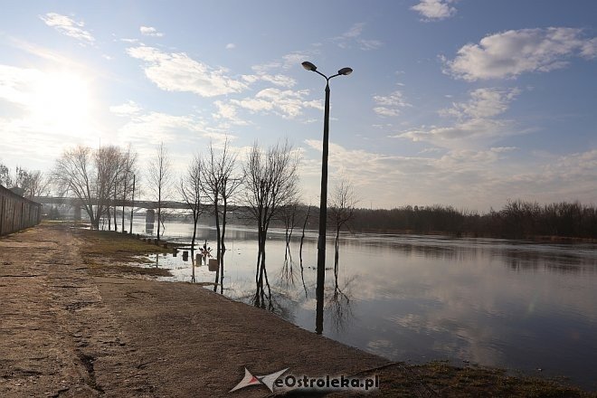 Wysoki stan rzeki Narew [27.12.2017] - zdjęcie #7 - eOstroleka.pl