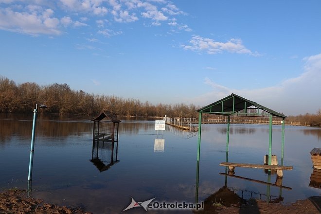 Wysoki stan rzeki Narew [27.12.2017] - zdjęcie #16 - eOstroleka.pl