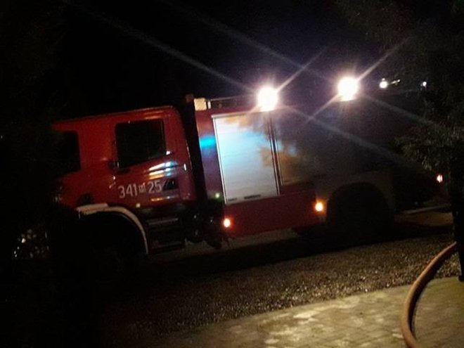 Pożar w Wachu. Płonącą piwnicę gasiły trzy jednostki strażackie [ZDJĘCIA] - zdjęcie #1 - eOstroleka.pl