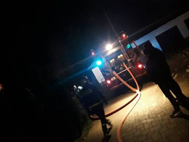Pożar w Wachu. Płonącą piwnicę gasiły trzy jednostki strażackie [ZDJĘCIA] - zdjęcie #2 - eOstroleka.pl