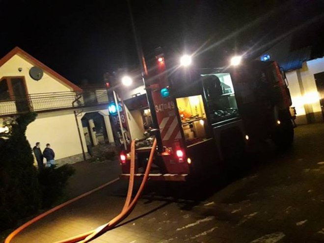 Pożar w Wachu. Płonącą piwnicę gasiły trzy jednostki strażackie [ZDJĘCIA] - zdjęcie #5 - eOstroleka.pl