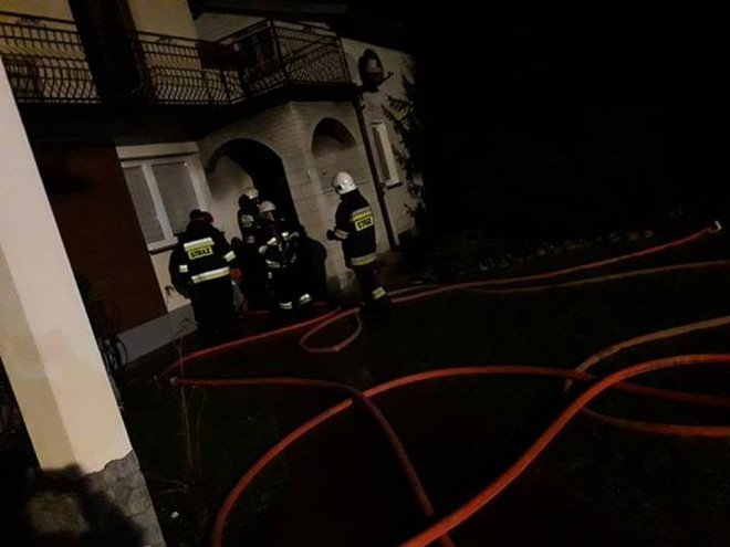 Pożar w Wachu. Płonącą piwnicę gasiły trzy jednostki strażackie [ZDJĘCIA] - zdjęcie #8 - eOstroleka.pl
