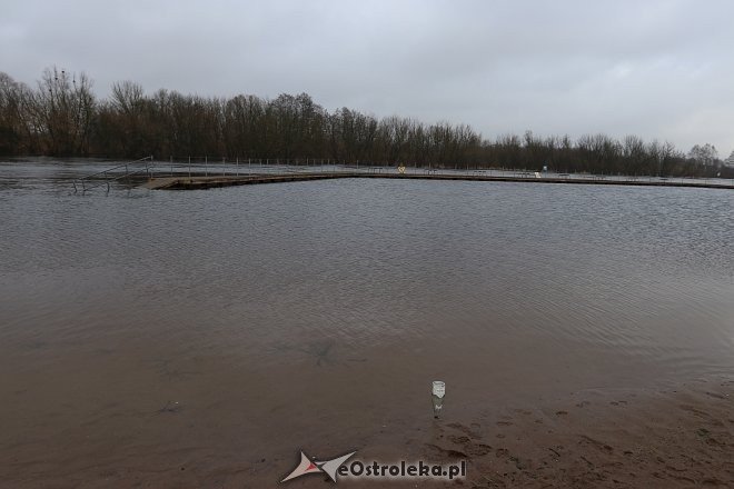 Poziom wody w Narwi wciąż wysoki [ZDJĘCIA] - zdjęcie #30 - eOstroleka.pl