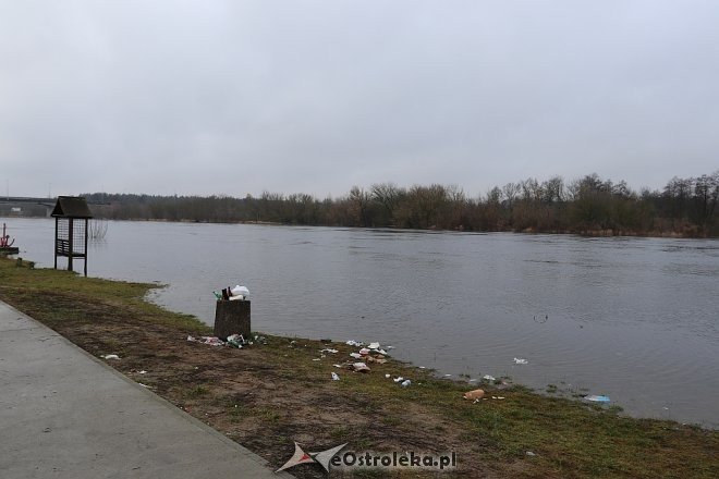 Poziom wody w Narwi wciąż wysoki [ZDJĘCIA] - zdjęcie #34 - eOstroleka.pl