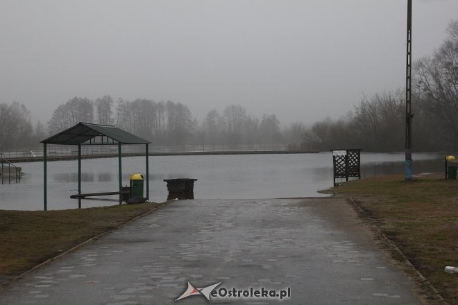 Poziom wody w Narwi wciąż wysoki [ZDJĘCIA] - zdjęcie #1 - eOstroleka.pl