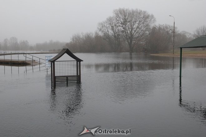 Poziom wody w Narwi wciąż wysoki [ZDJĘCIA] - zdjęcie #11 - eOstroleka.pl