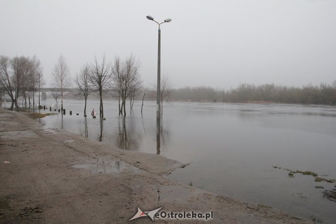 Poziom wody w Narwi wciąż wysoki [ZDJĘCIA] - zdjęcie #19 - eOstroleka.pl