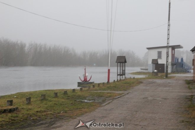 Poziom wody w Narwi wciąż wysoki [ZDJĘCIA] - zdjęcie #21 - eOstroleka.pl