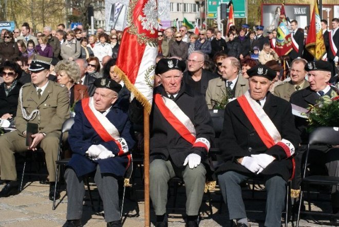 Obchody 70 Rocznicy Zbrodni Katyńskiej - Msza Polowa (17.04.2010) - zdjęcie #58 - eOstroleka.pl