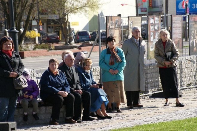 Obchody 70 Rocznicy Zbrodni Katyńskiej - Msza Polowa (17.04.2010) - zdjęcie #41 - eOstroleka.pl