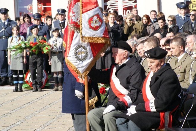 Obchody 70 Rocznicy Zbrodni Katyńskiej - Msza Polowa (17.04.2010) - zdjęcie #32 - eOstroleka.pl