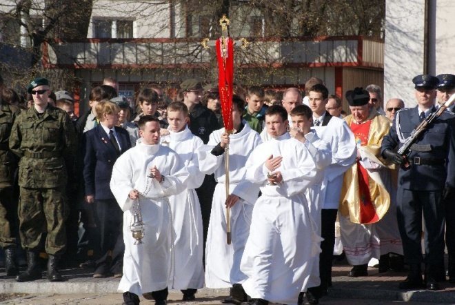 Obchody 70 Rocznicy Zbrodni Katyńskiej - Msza Polowa (17.04.2010) - zdjęcie #28 - eOstroleka.pl