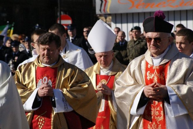 Obchody 70 Rocznicy Zbrodni Katyńskiej - Msza Polowa (17.04.2010) - zdjęcie #27 - eOstroleka.pl