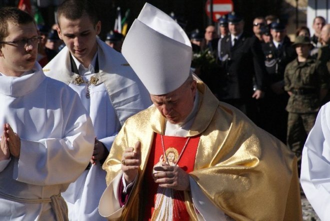 Obchody 70 Rocznicy Zbrodni Katyńskiej - Msza Polowa (17.04.2010) - zdjęcie #26 - eOstroleka.pl