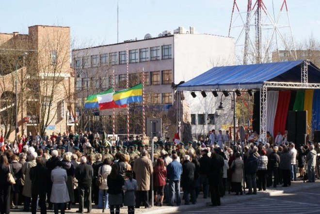 Obchody 70 Rocznicy Zbrodni Katyńskiej - Msza Polowa (17.04.2010) - zdjęcie #23 - eOstroleka.pl