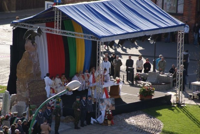 Obchody 70 Rocznicy Zbrodni Katyńskiej - Msza Polowa (17.04.2010) - zdjęcie #21 - eOstroleka.pl