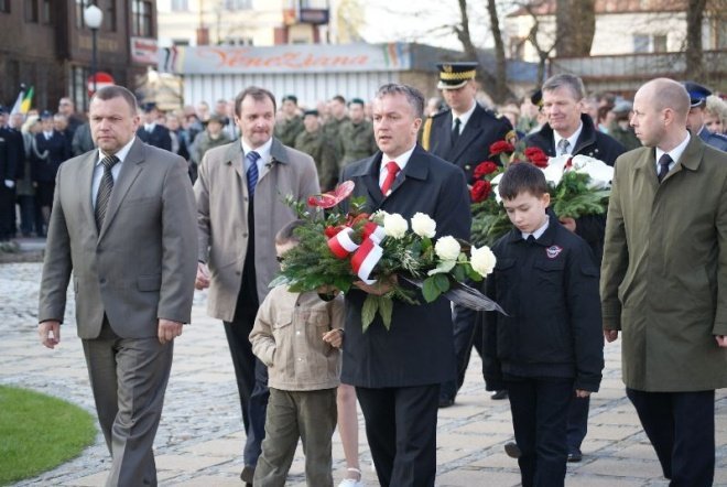 Obchody 70 Rocznicy Zbrodni Katyńskiej - Msza Polowa (17.04.2010) - zdjęcie #14 - eOstroleka.pl
