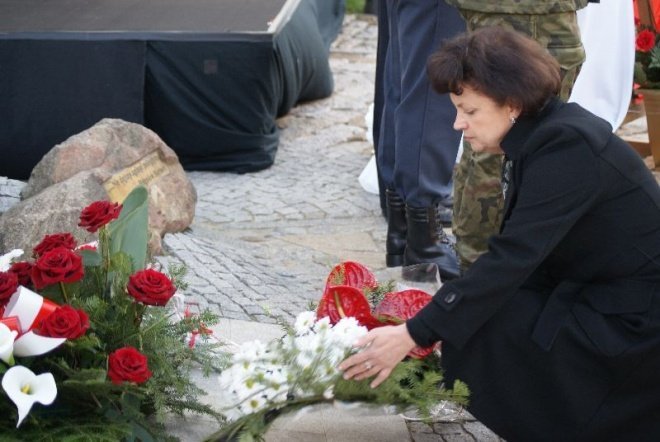 Obchody 70 Rocznicy Zbrodni Katyńskiej - Msza Polowa (17.04.2010) - zdjęcie #8 - eOstroleka.pl