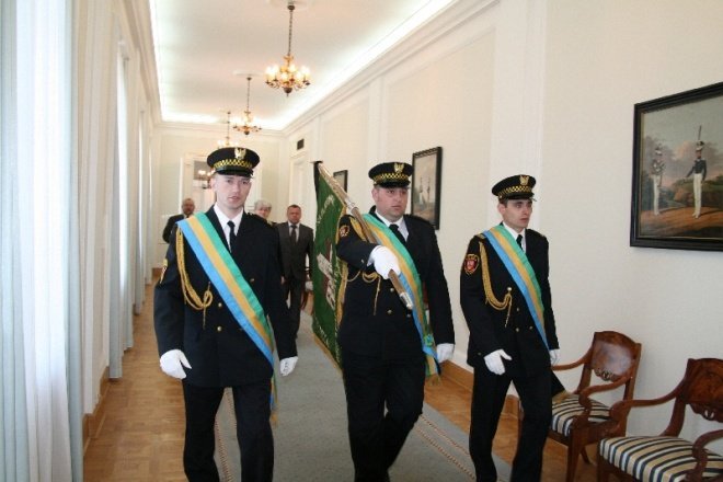 Delegacja samorządu na pogrzebie Ryszarda Kaczorowskiego (19.04.2010) - zdjęcie #8 - eOstroleka.pl