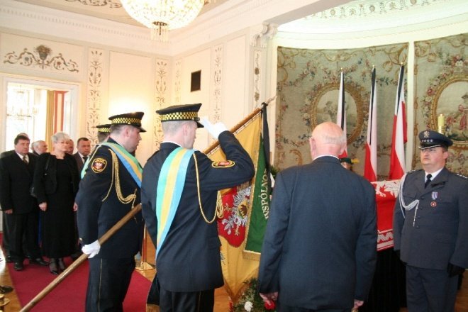 Delegacja samorządu na pogrzebie Ryszarda Kaczorowskiego (19.04.2010) - zdjęcie #7 - eOstroleka.pl