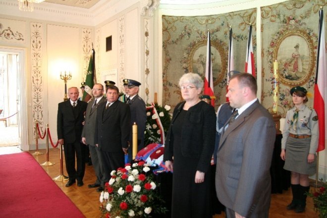 Delegacja samorządu na pogrzebie Ryszarda Kaczorowskiego (19.04.2010) - zdjęcie #3 - eOstroleka.pl