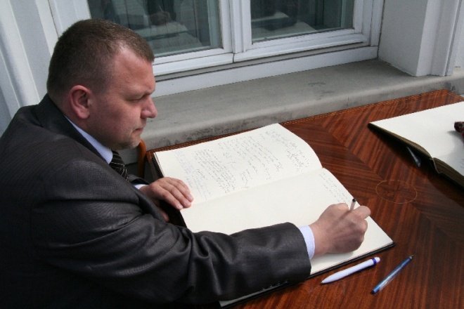 Delegacja samorządu na pogrzebie Ryszarda Kaczorowskiego (19.04.2010) - zdjęcie #5 - eOstroleka.pl