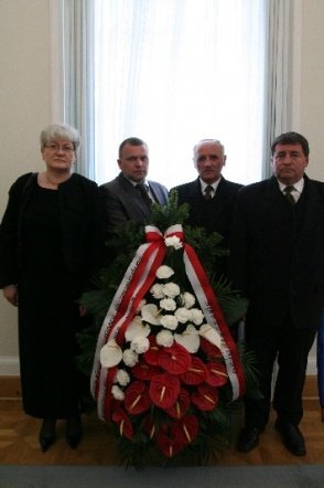 Delegacja samorządu na pogrzebie Ryszarda Kaczorowskiego (19.04.2010) - zdjęcie #5 - eOstroleka.pl