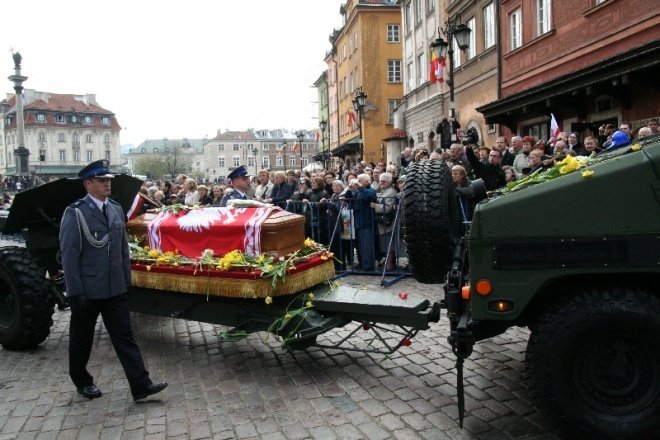 Delegacja samorządu na pogrzebie Ryszarda Kaczorowskiego (19.04.2010) - zdjęcie #7 - eOstroleka.pl