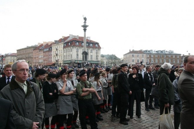 Delegacja samorządu na pogrzebie Ryszarda Kaczorowskiego (19.04.2010) - zdjęcie #8 - eOstroleka.pl