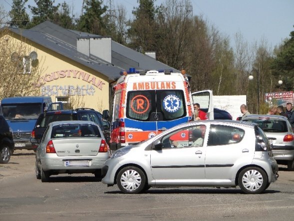 Wypadek na skrzyżowaniu Granicznej i Ławskiej (20.04.2010) - zdjęcie #1 - eOstroleka.pl