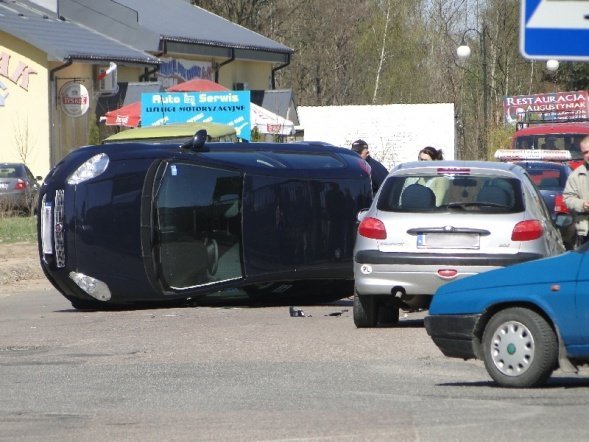 Wypadek na skrzyżowaniu Granicznej i Ławskiej (20.04.2010) - zdjęcie #2 - eOstroleka.pl