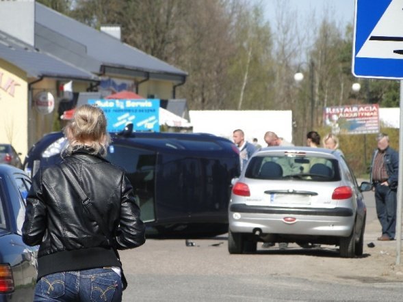 Wypadek na skrzyżowaniu Granicznej i Ławskiej (20.04.2010) - zdjęcie #3 - eOstroleka.pl