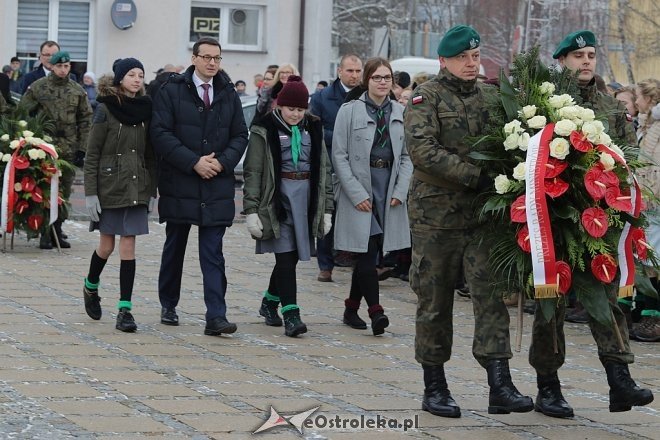 Ostrołęka: Mateusz Morawiecki w miejscu pamięci o ofiarach reżimu komunistycznego [19.01.2018] - zdjęcie #17 - eOstroleka.pl
