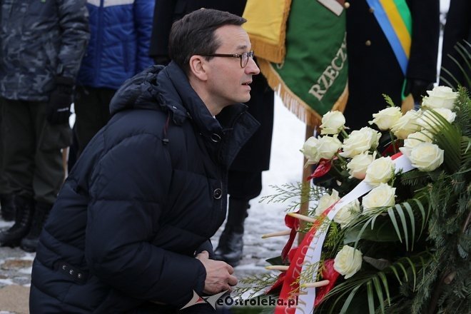 Ostrołęka: Mateusz Morawiecki w miejscu pamięci o ofiarach reżimu komunistycznego [19.01.2018] - zdjęcie #13 - eOstroleka.pl