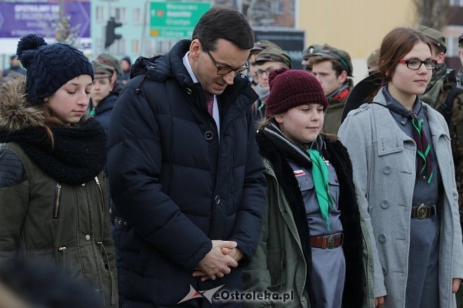 Ostrołęka: Mateusz Morawiecki w miejscu pamięci o ofiarach reżimu komunistycznego [19.01.2018] - zdjęcie #11 - eOstroleka.pl