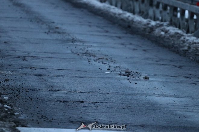Przeprawa zastępcza w Ostrołęce - stan asfaltu [20.01.2018] - zdjęcie #5 - eOstroleka.pl