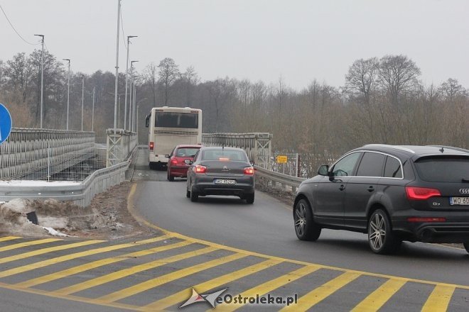 Most zastępczy po przeglądzie, ubytki asfaltu uzupełnione [26.01.2018] - zdjęcie #1 - eOstroleka.pl