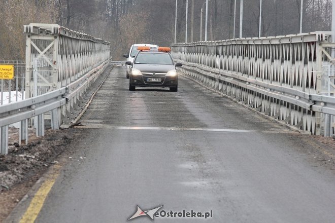 Most zastępczy po przeglądzie, ubytki asfaltu uzupełnione [26.01.2018] - zdjęcie #2 - eOstroleka.pl