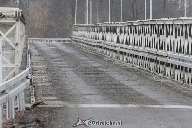 Most zastępczy po przeglądzie, ubytki asfaltu uzupełnione [26.01.2018] - zdjęcie #3 - eOstroleka.pl