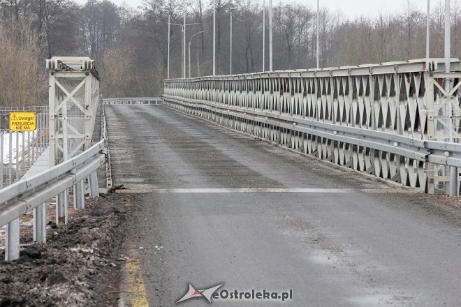Most zastępczy po przeglądzie, ubytki asfaltu uzupełnione [26.01.2018] - zdjęcie #4 - eOstroleka.pl