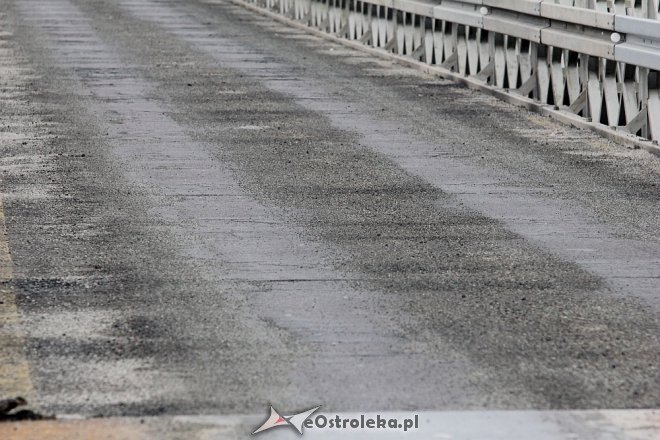 Most zastępczy po przeglądzie, ubytki asfaltu uzupełnione [26.01.2018] - zdjęcie #5 - eOstroleka.pl